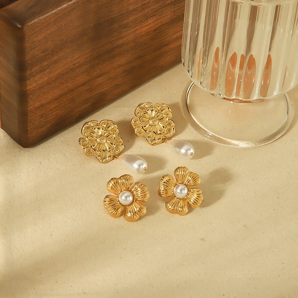 1 Pair Gorgeous Retro Style Flower Shape Stainless Steel 18K Gold Plated Inlay Artificial Pearls Women's Stud Earrings 